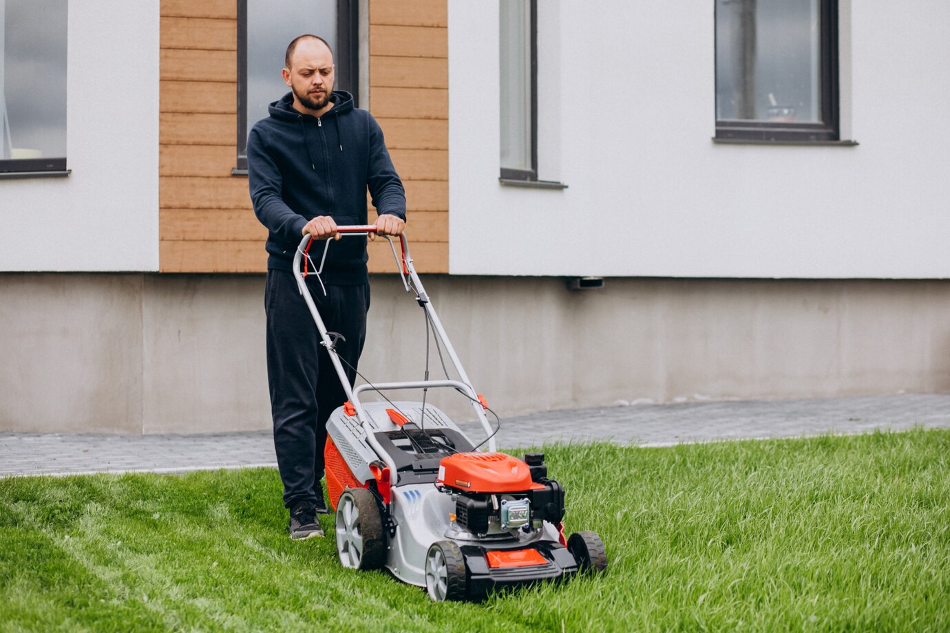 mann der gras mit rasenmaeher im hinterhof schneidet_1303 22793
